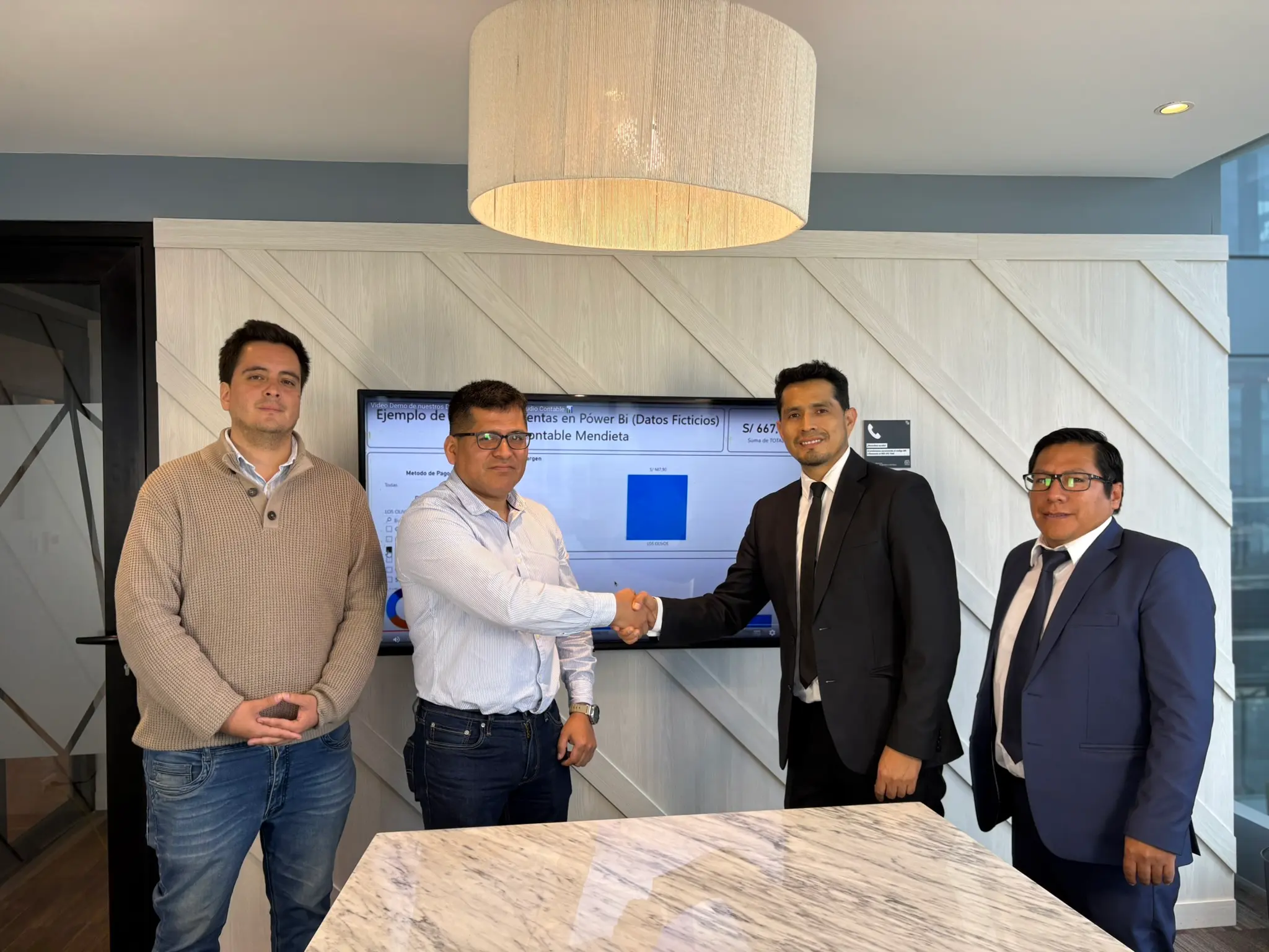 Equipo Mendieta asesorando a un cliente